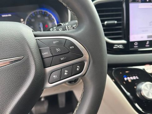 Used 2024 Chrysler Pacifica Touring-L FWD image 24