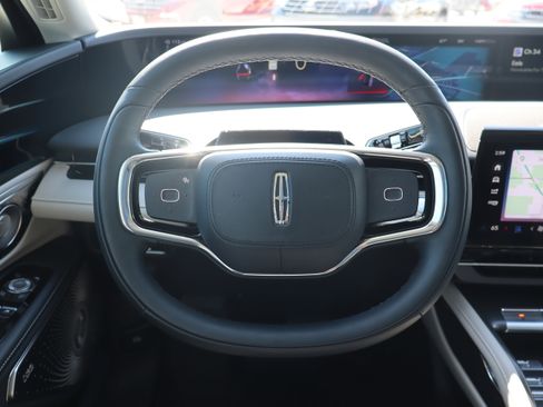 Used 2025 Lincoln Nautilus Reserve AWD/4WD image 15