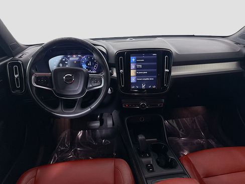 Used 2019 Volvo XC40 T4 Momentum image 17