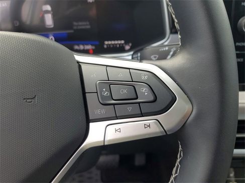 Certified 2025 Volkswagen Taos SE w/ Panoramic Sunroof Package image 28