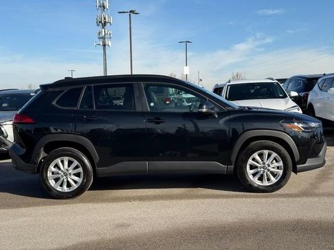 Used 2025 Toyota Corolla Cross LE image 2