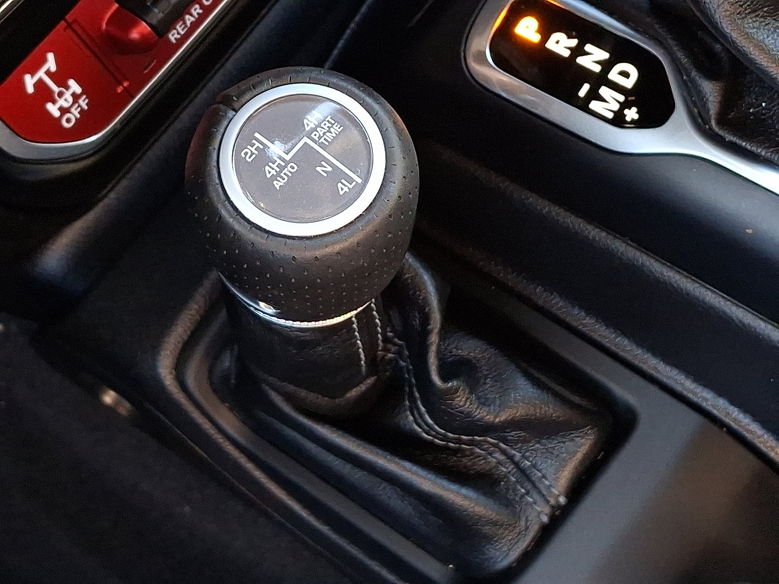 Used 2025 Jeep Gladiator Mojave AWD/4WD image 24
