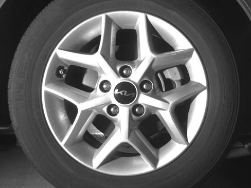 Used 2025 Kia Soul LX w/ LX Technology Package FWD image 13