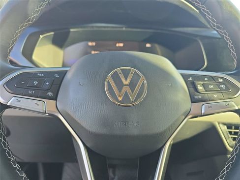 Used 2023 Volkswagen Taos SE w/ Panoramic Sunroof Package FWD image 19
