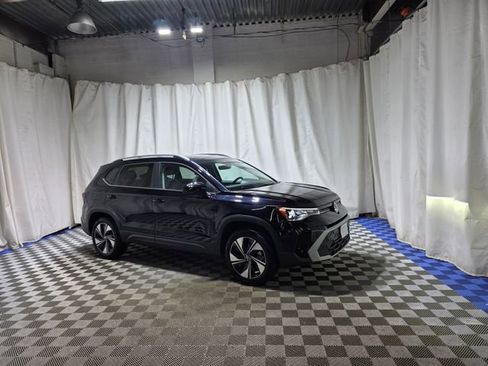 Used 2025 Volkswagen Taos SE w/ Panoramic Sunroof Package AWD/4WD image 2
