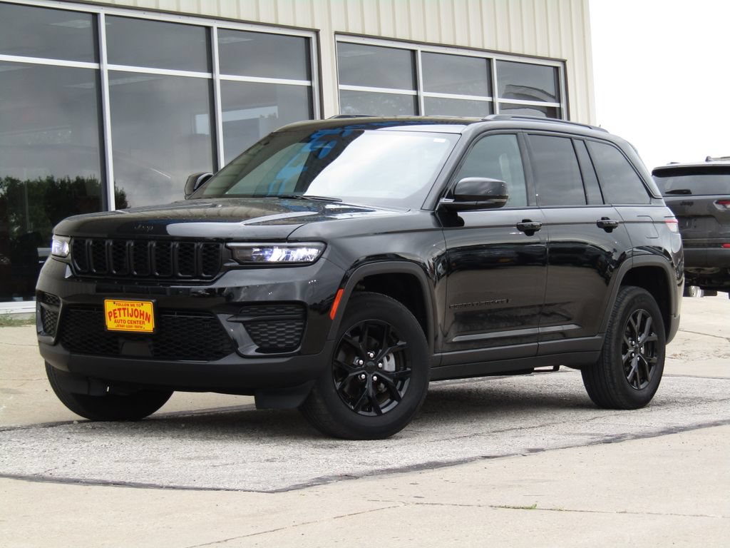 Used 2025 Jeep Grand Cherokee Altitude AWD/4WD image 12
