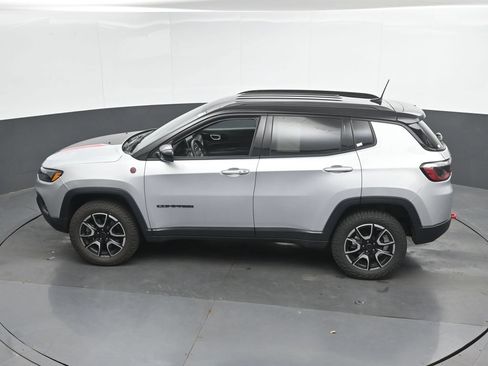 Used 2025 Jeep Compass Trailhawk w/ Trailer Tow Group AWD/4WD image 37