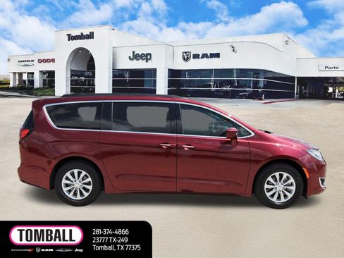 Used 2018 Chrysler Pacifica Touring Plus image 8