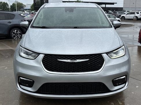 Used 2023 Chrysler Pacifica Touring-L FWD image 13