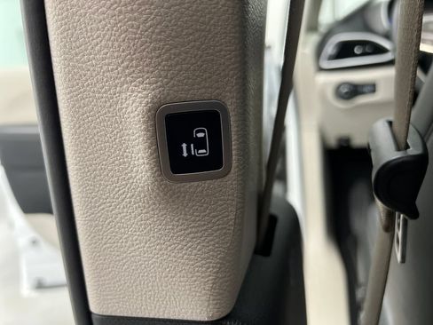 Used 2024 Chrysler Pacifica Touring-L FWD image 20