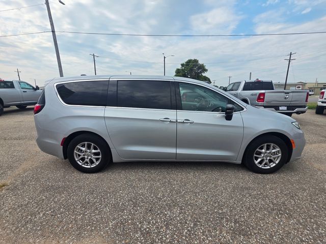 Used 2024 Chrysler Pacifica Touring-L FWD image 10