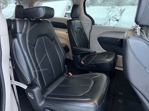 Used 2024 Chrysler Pacifica Touring-L image 37