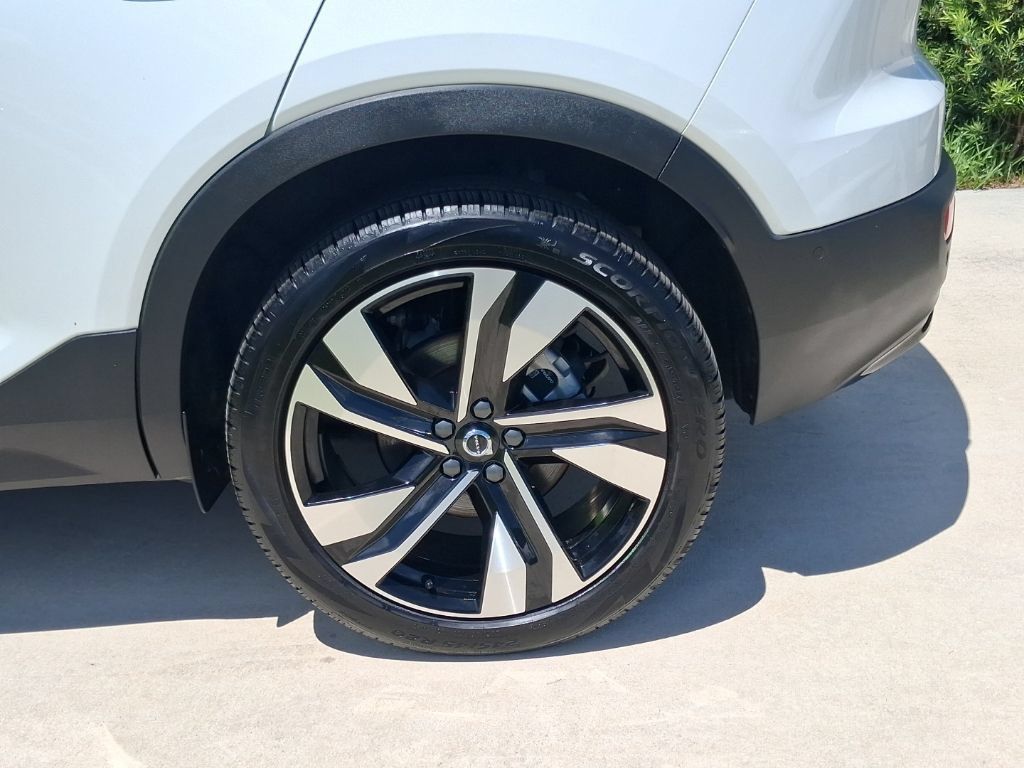 Used 2025 Volvo XC40 B5 Ultra AWD/4WD image 4