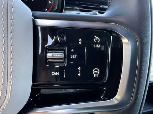 Used 2025 Land Rover Range Rover Sport SE image 16