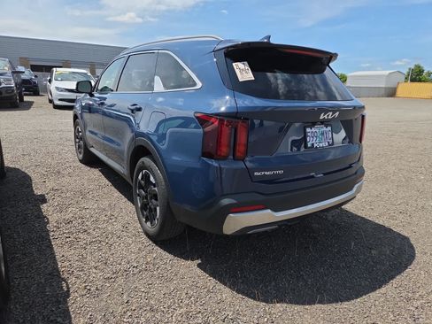 Used 2024 Kia Sorento S w/ Panoramic Sunroof Package FWD image 3