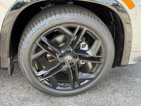 New 2026 Volkswagen Tiguan SE R-Line FWD image 7