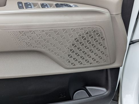 Used 2025 Kia Carnival FWD image 16