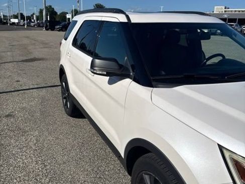 Used 2017 Ford Explorer XLT w/ Equipment Group 202A AWD/4WD image 8