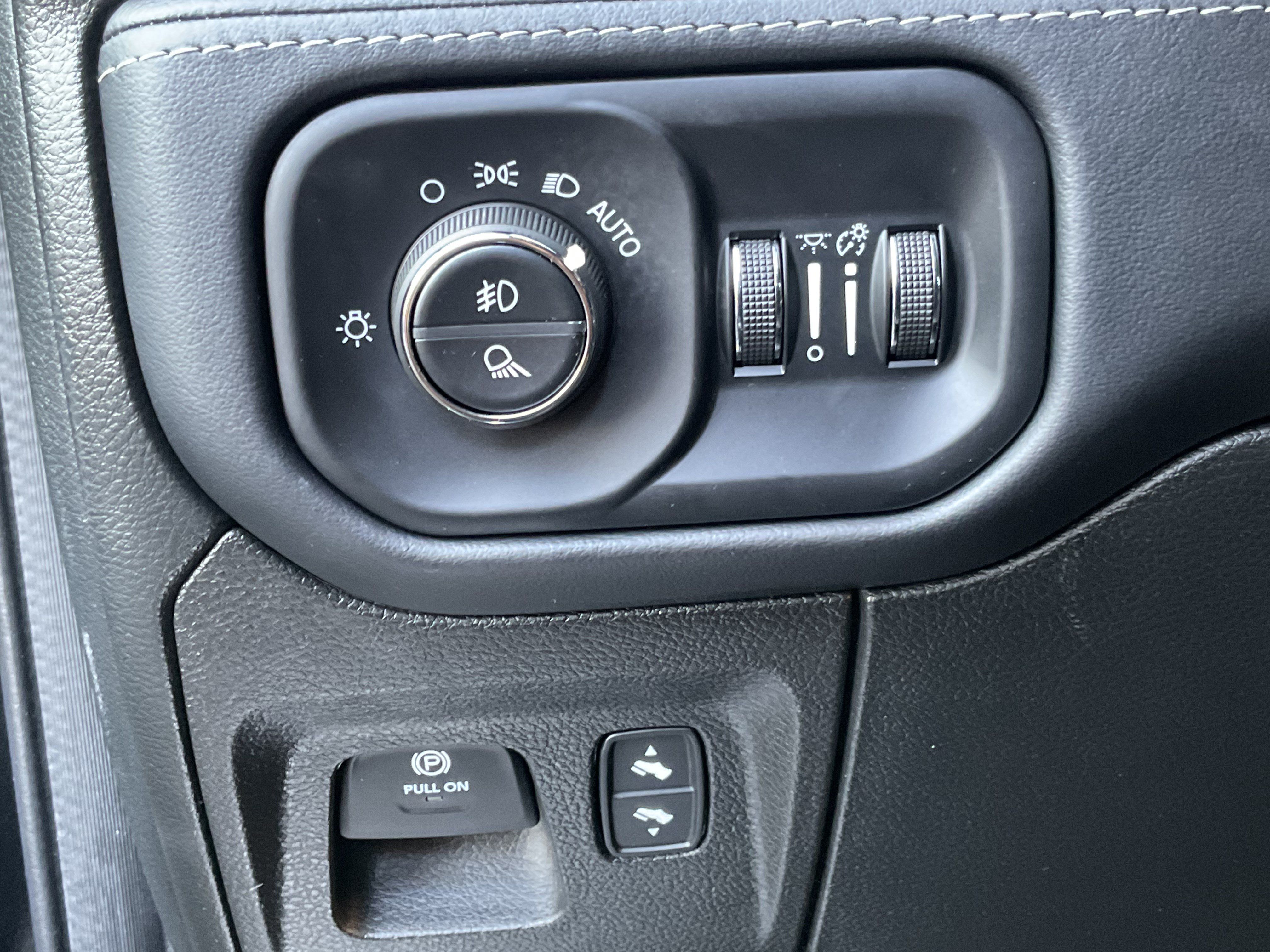 Used 2023 RAM 1500 Limited w/ Body-Colour Bumper Group AWD/4WD image 31