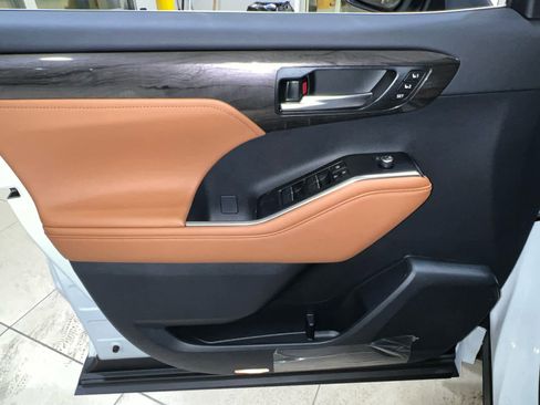 New 2026 Toyota Highlander Platinum image 16