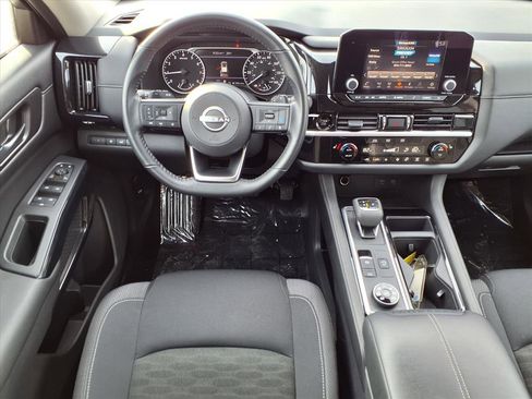 Used 2025 Nissan Pathfinder SV image 3