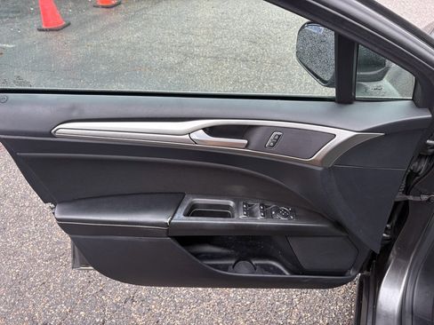 Used 2020 Ford Fusion SE image 9