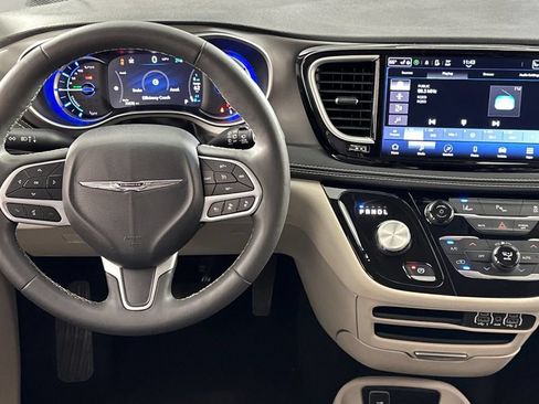 Used 2023 Chrysler Pacifica Touring-L FWD image 16