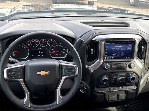 Used 2022 Chevrolet Silverado 1500 LT w/ Z71 Off-Road Package image 4