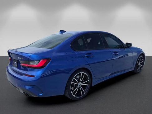 Used 2022 BMW 330i Sedan w/ M Sport Package RWD image 4