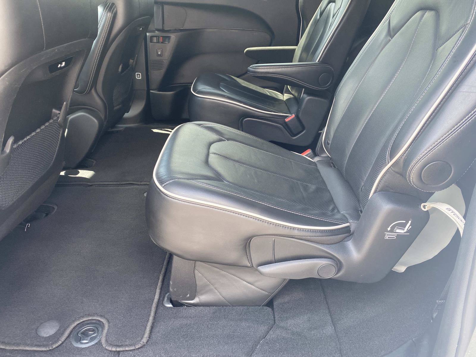 Used 2025 Chrysler Pacifica Limited FWD image 17
