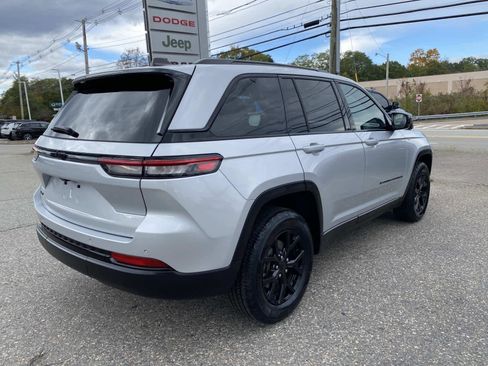 Certified 2024 Jeep Grand Cherokee Altitude image 3