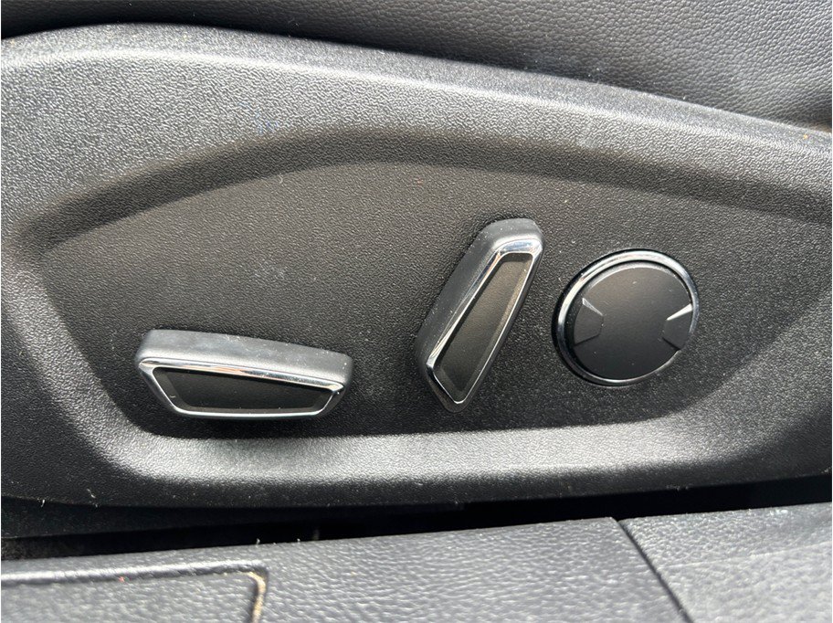 Used 2018 Ford Fusion SE w/ Equipment Group 201A FWD image 16