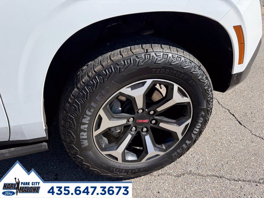 Used 2025 GMC Yukon AT4 w/ AT4 Premium Plus Package AWD/4WD image 9