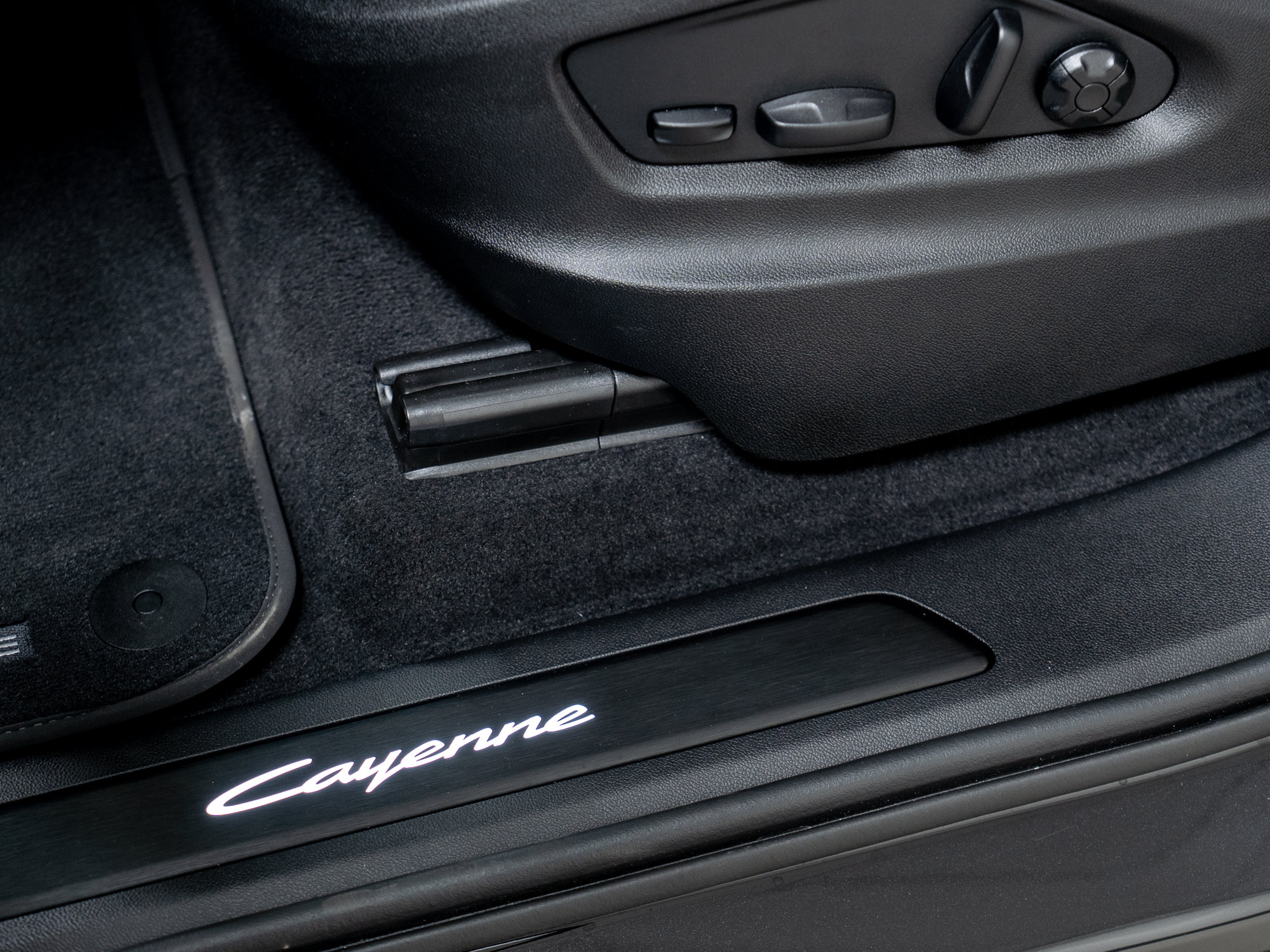 Certified 2026 Porsche Cayenne w/ Premium Package Plus AWD/4WD image 15