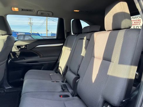 Used 2019 Toyota Highlander LE AWD/4WD image 15