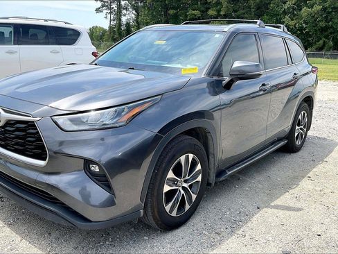 Used 2020 Toyota Highlander XLE AWD/4WD image 2