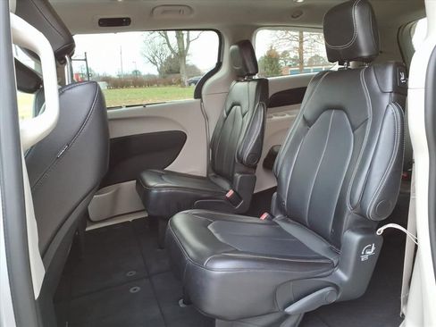 Used 2024 Chrysler Pacifica Touring-L image 26