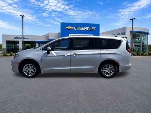 Used 2023 Chrysler Voyager LX FWD image 4