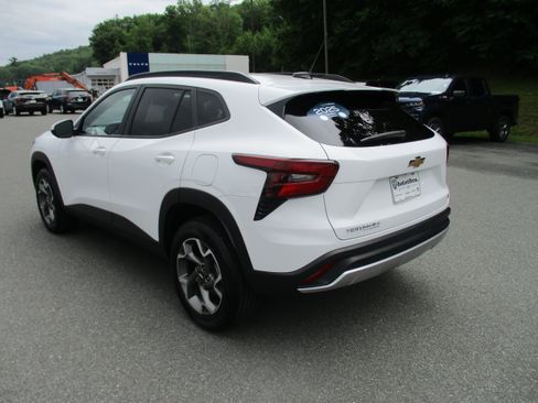 Used 2025 Chevrolet Trax LT w/ Driver Confidence Package FWD image 7