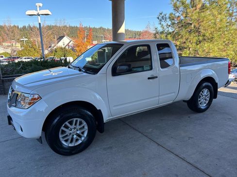 Used 2020 Nissan Frontier SV RWD image 3