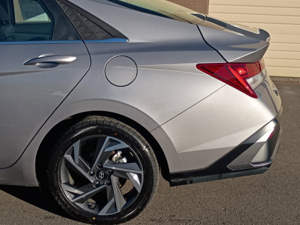 Certified 2025 Hyundai Elantra Limited FWD image 8