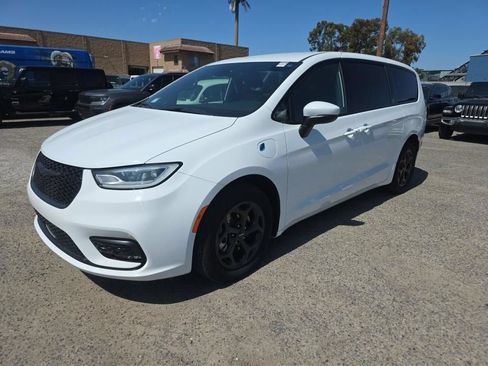 Used 2023 Chrysler Pacifica Touring-L w/ Uconnect Theater Family Group FWD image 5