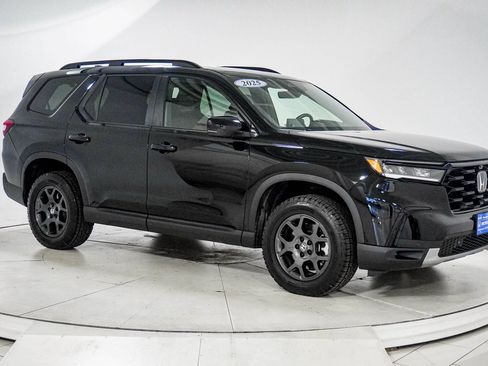 Used 2025 Honda Pilot TrailSport image 14