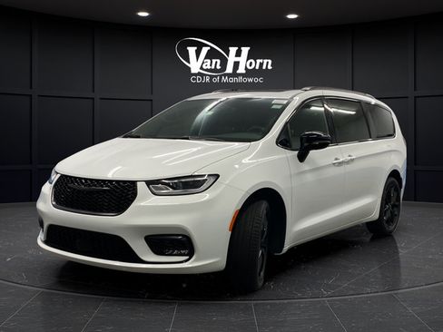 New 2026 Chrysler Pacifica Limited w/ S Appearance Package AWD/4WD image 3
