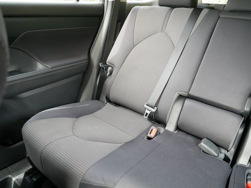 Used 2020 Toyota Highlander LE AWD/4WD image 12