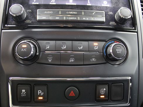 Used 2022 Nissan Titan SV image 38