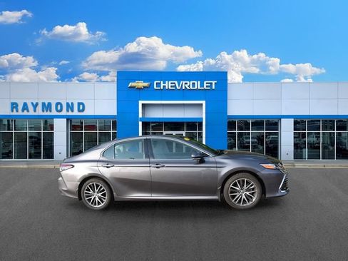 Used 2024 Toyota Camry XLE w/ Navigation Package FWD image 2