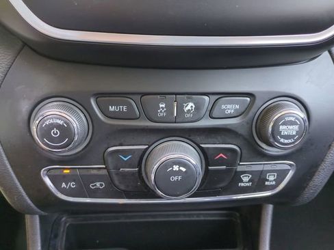 Used 2019 Jeep Cherokee Latitude w/ Popular Appearance Group FWD image 25
