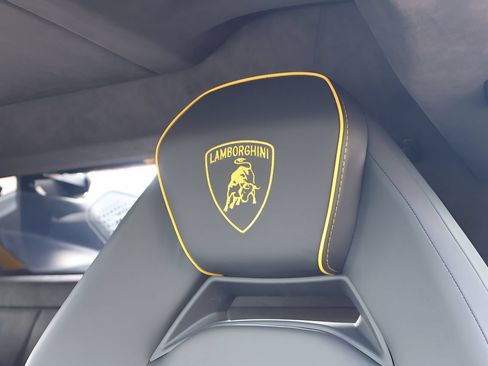 Used 2025 Lamborghini Revuelto AWD/4WD image 10