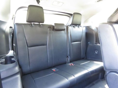 Used 2020 Toyota Highlander XLE AWD/4WD image 17